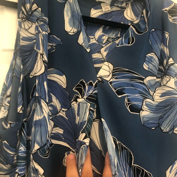 Flowy sleeveless blouse in blue - Picture 4 of 5